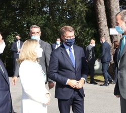 Su Majestad el Rey recibe el saludo, a su llegada al Centro de Convenciones del Gran Hotel La Toja, del presidente de la Xunta de Galicia y de la vice